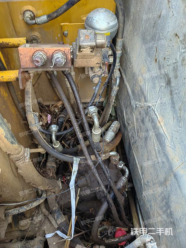 回转马达和主控阀（整机外观）