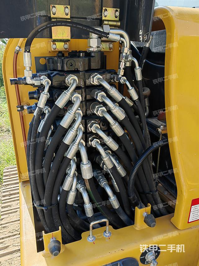 回转马达和主控阀（整机外观）