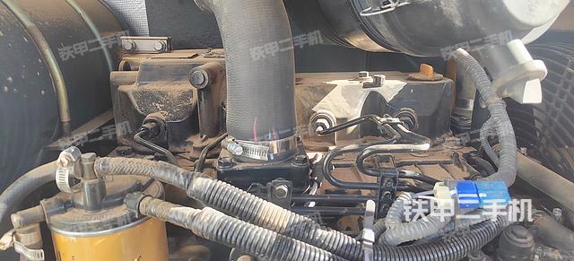 回轉(zhuǎn)馬達(dá)和主控閥（整機(jī)外觀）