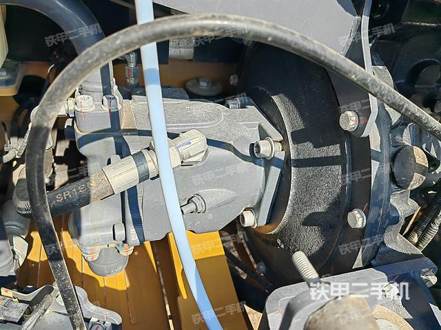 液压泵舱室正面整体（整机外观）