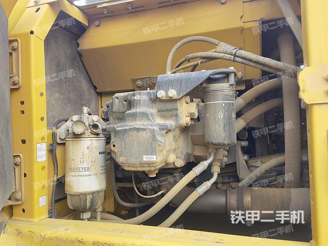 液壓泵艙室正面整體(整機(jī)外觀) 液壓泵艙室正面整體(整機(jī)外觀)