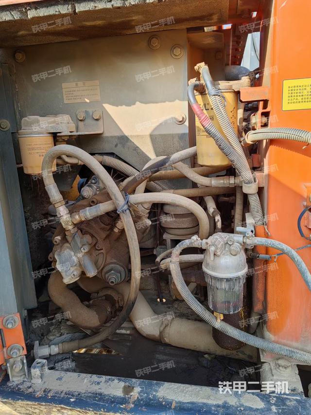 液压泵舱室正面整体（整机外观）