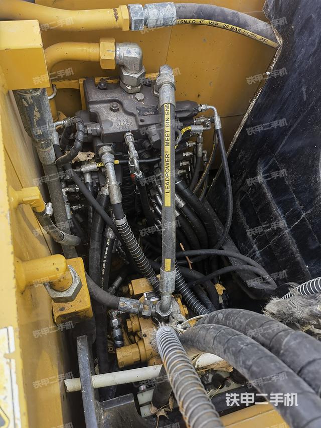 回轉(zhuǎn)馬達(dá)和主控閥（整機(jī)外觀）