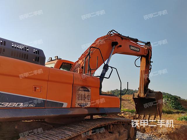 駕駛室頂部(整機(jī)外觀) 駕駛室頂部(整機(jī)外觀)