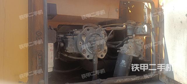 液压泵舱室正面整体（整机外观）