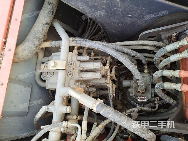 回轉(zhuǎn)馬達(dá)和主控閥（整機(jī)外觀）