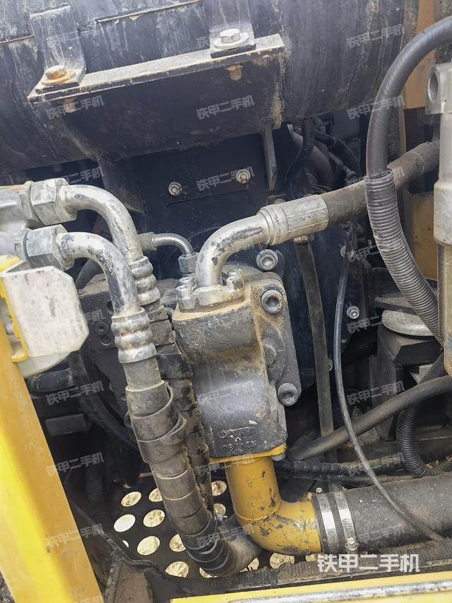 液壓泵艙室正面整體（整機(jī)外觀）