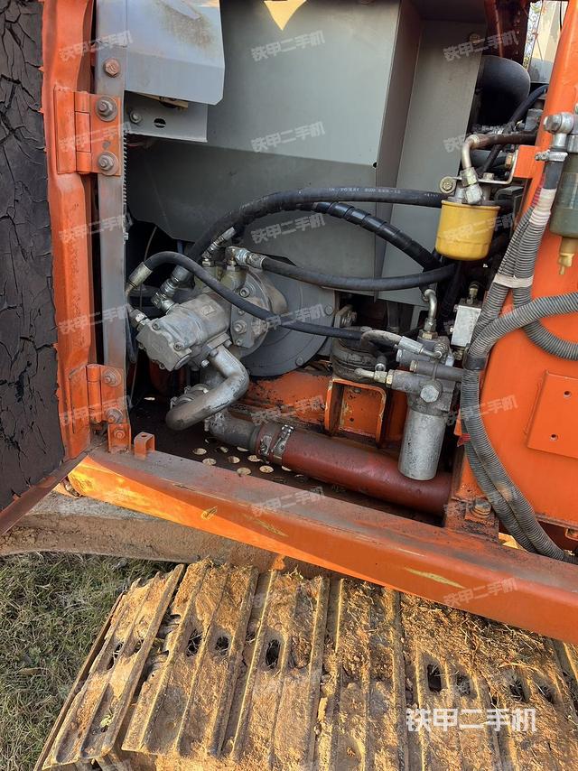 液压泵舱室正面整体（整机外观）