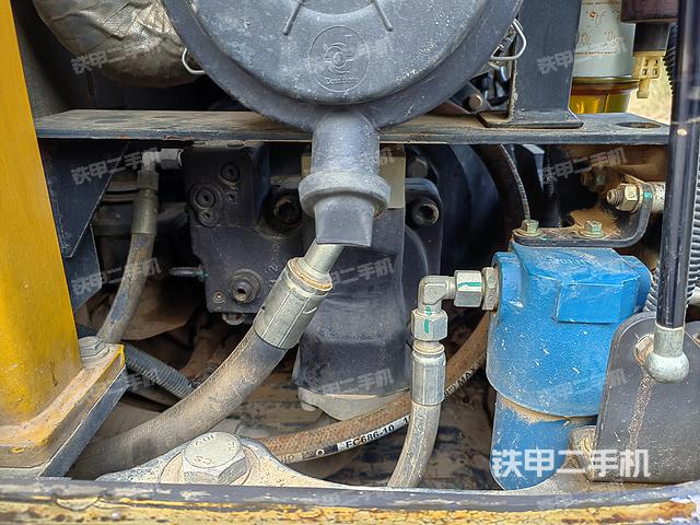 液压泵舱室正面整体（整机外观）