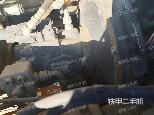 液压泵舱室正面整体（整机外观）