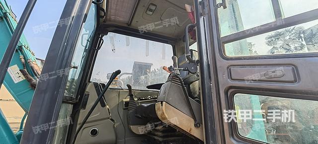 駕駛室操作臺（設(shè)備外觀及核心部件）