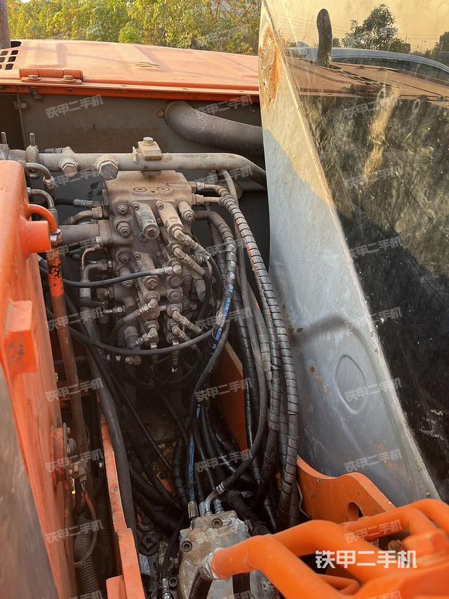 回转马达和主控阀（整机外观）