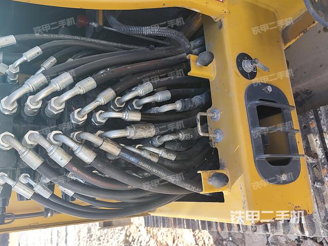 回轉(zhuǎn)馬達(dá)和主控閥（整機(jī)外觀）