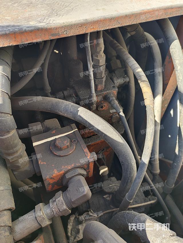 回转马达和主控阀（整机外观）