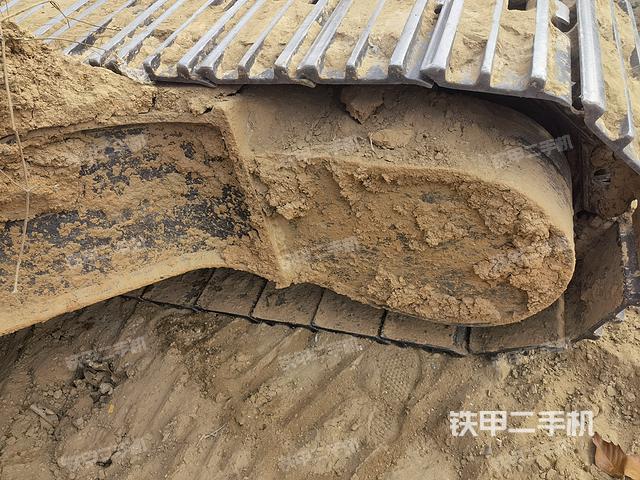 單側(cè)履帶整體(整機(jī)外觀) 單側(cè)履帶整體(整機(jī)外觀)