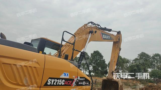 駕駛室頂部(整機(jī)外觀) 駕駛室頂部(整機(jī)外觀)