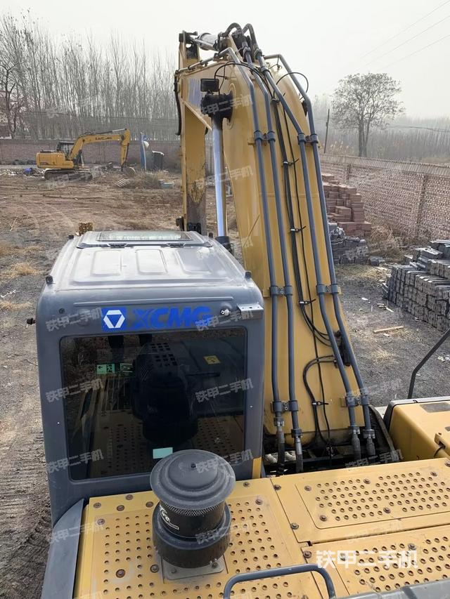 駕駛室頂部(整機(jī)外觀) 駕駛室頂部(整機(jī)外觀)