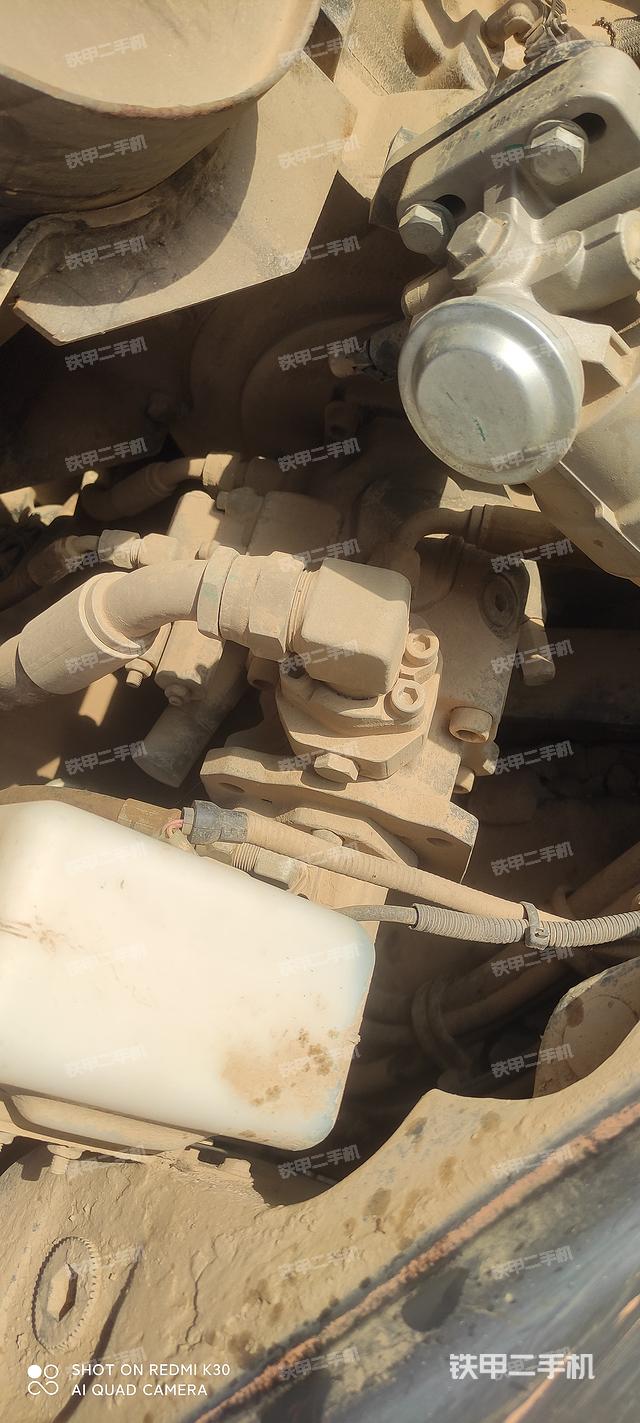 液压泵舱室正面整体（整机外观）