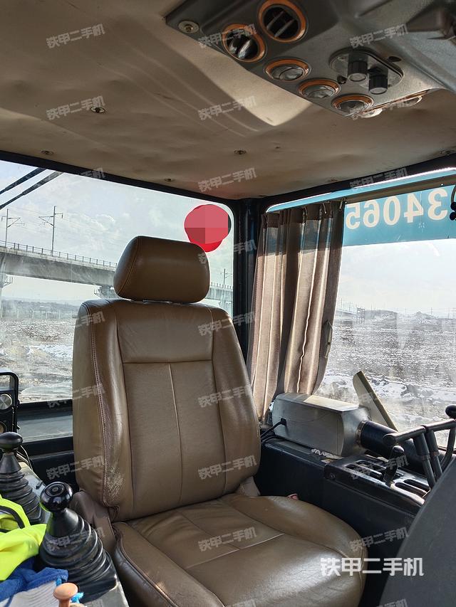 駕駛室操作臺(tái)（設(shè)備外觀及核心部件）