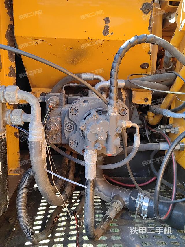 液压泵舱室正面整体（整机外观）