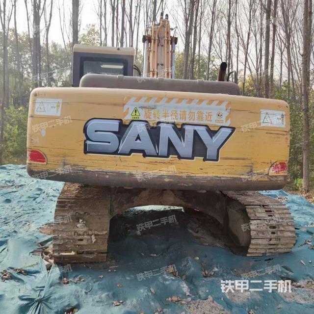 駕駛室頂部(整機(jī)外觀) 駕駛室頂部(整機(jī)外觀)