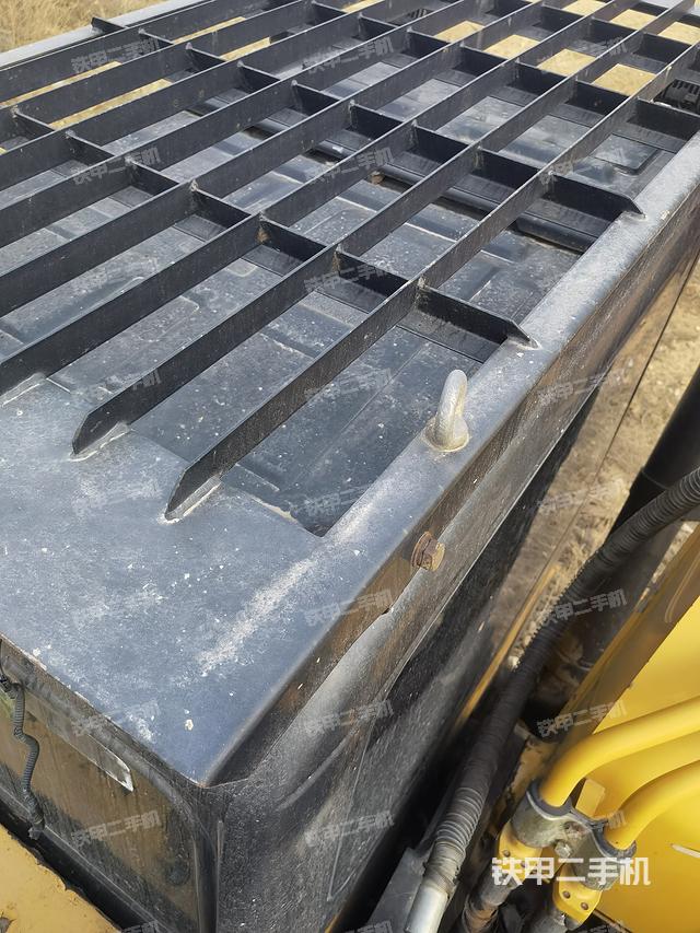 駕駛室頂部（整機外觀）