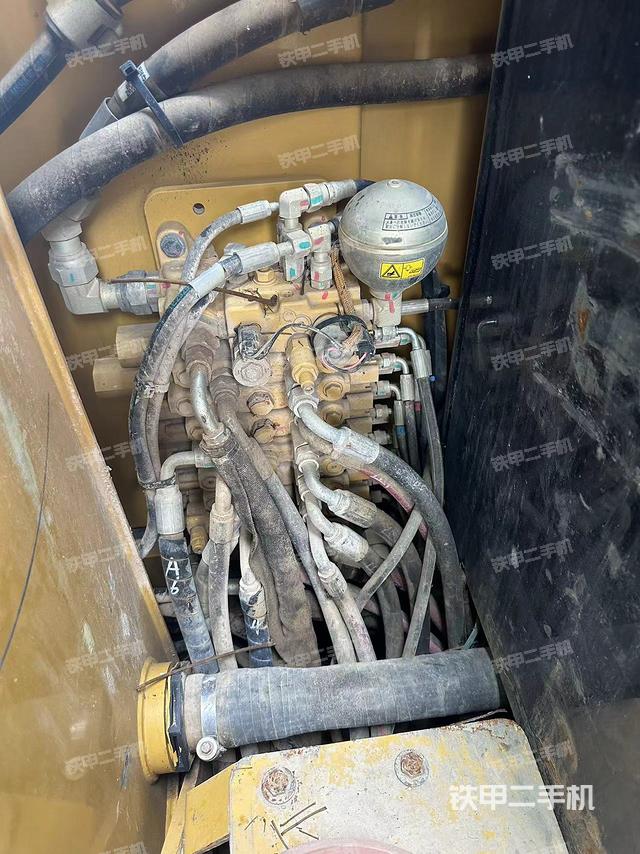 回转马达和主控阀（整机外观）