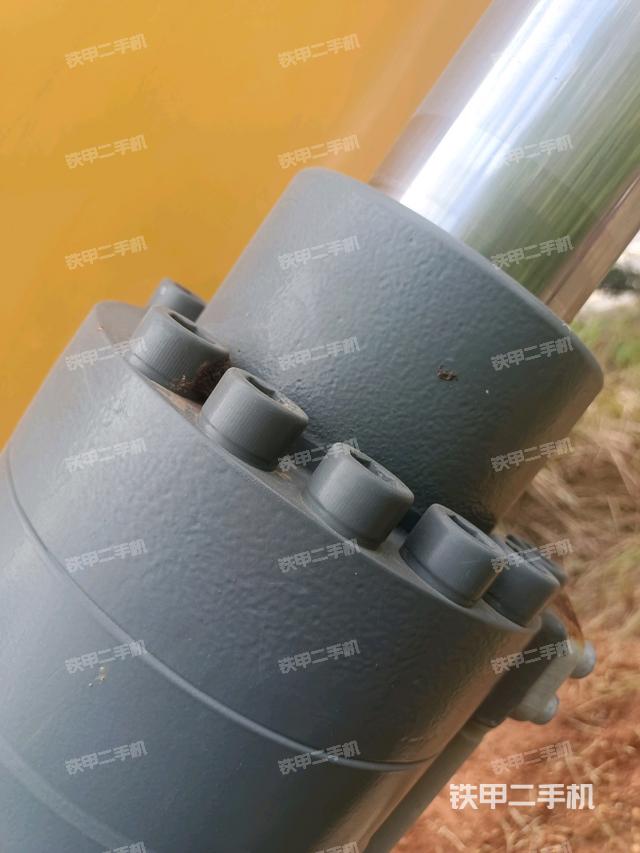 大臂油缸整体 竖拍(工作和回转装置) 大臂油缸整体 竖拍(工作和回转装置)