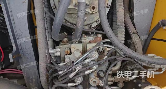 回转马达和主控阀（整机外观）