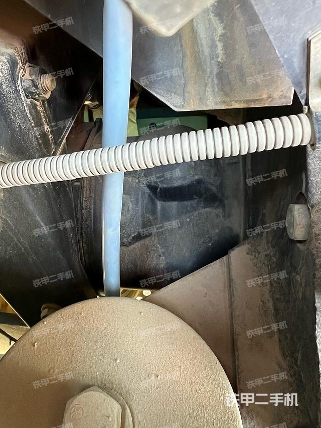 液压泵舱室正面整体（整机外观）