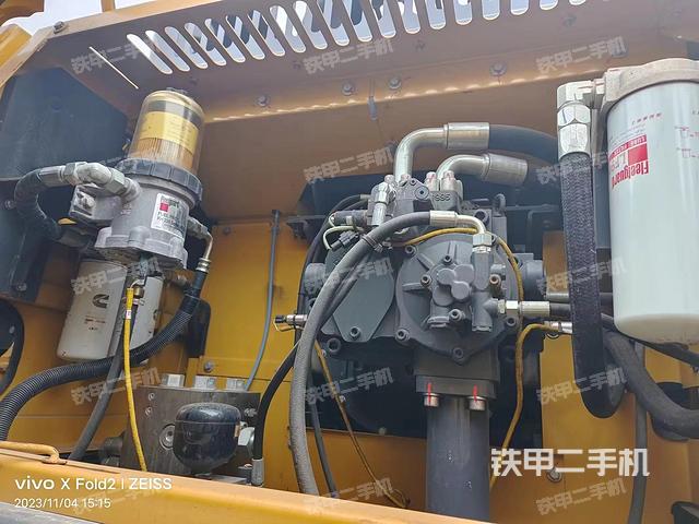 液压泵舱室正面整体（整机外观）