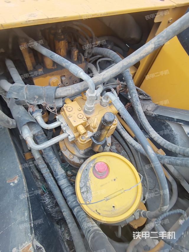 回转马达和主控阀（整机外观）