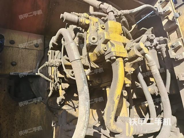 液压泵舱室正面整体（整机外观）