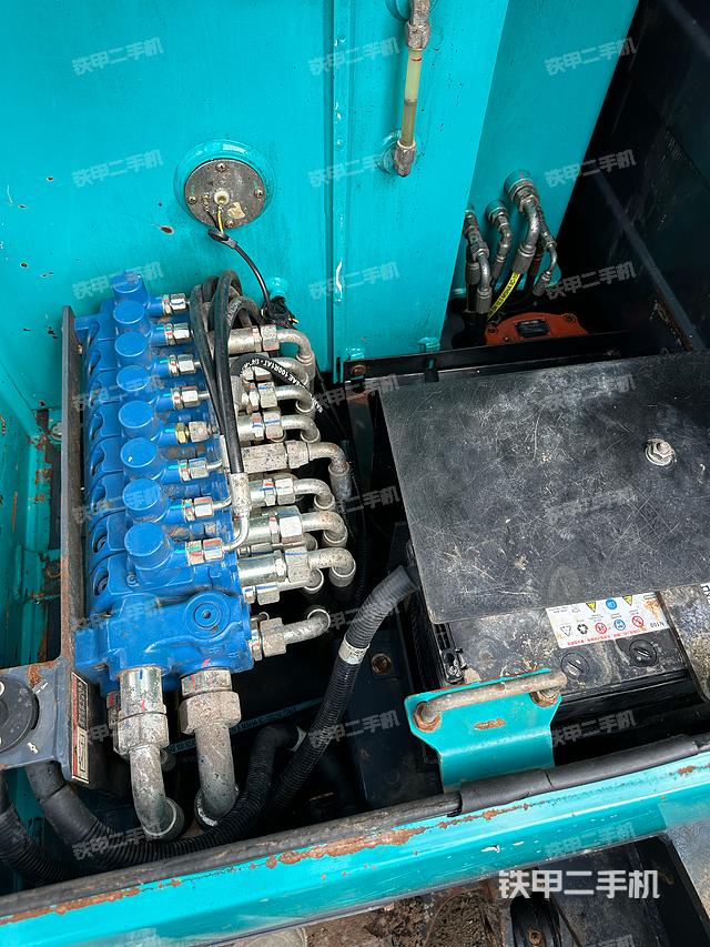 回转马达和主控阀（整机外观）