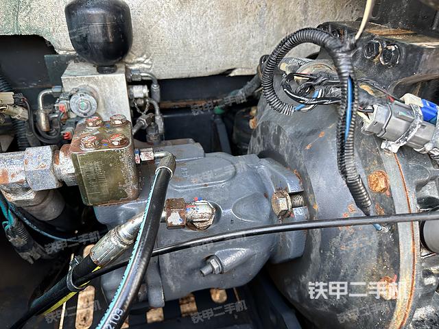 液压泵舱室正面整体（整机外观）