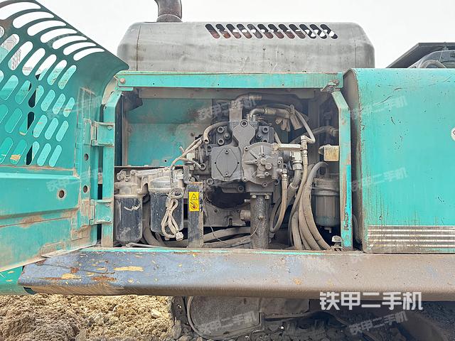 液压泵舱室正面整体（整机外观）