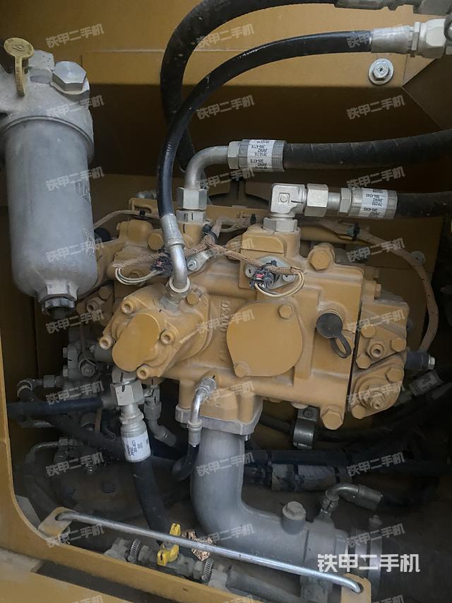 液压泵舱室正面整体（整机外观）