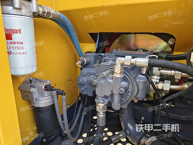 液压泵舱室正面整体（整机外观）