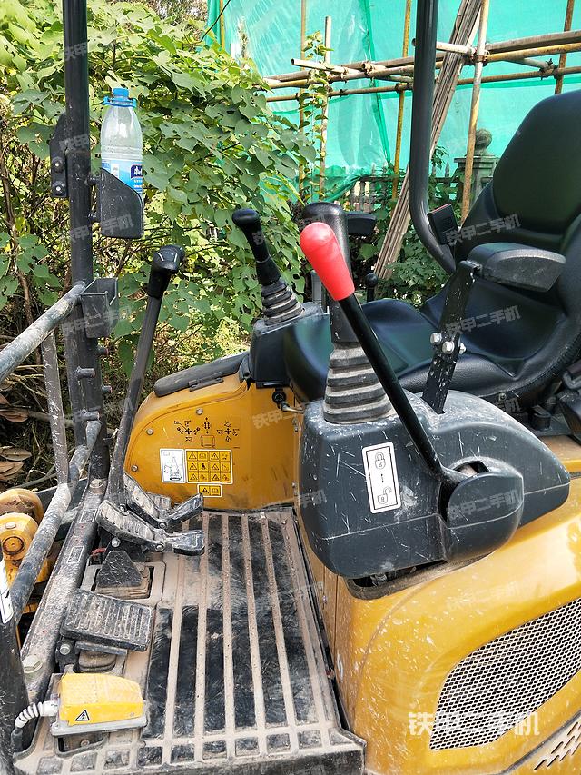 液压泵舱室正面整体（整机外观）