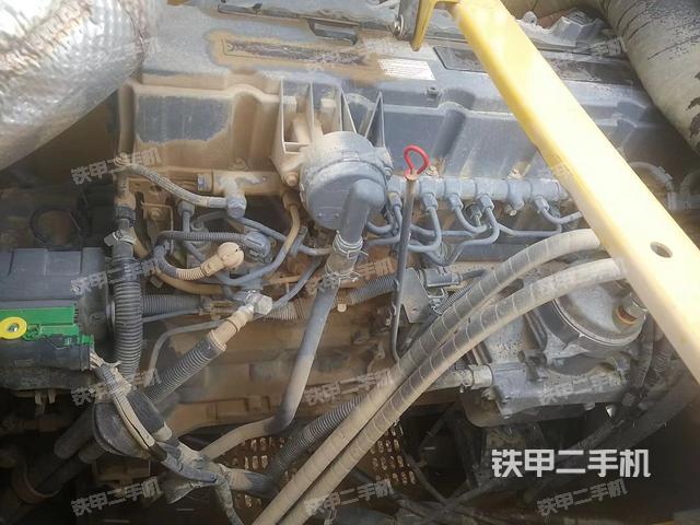 液压泵舱室正面整体（整机外观）
