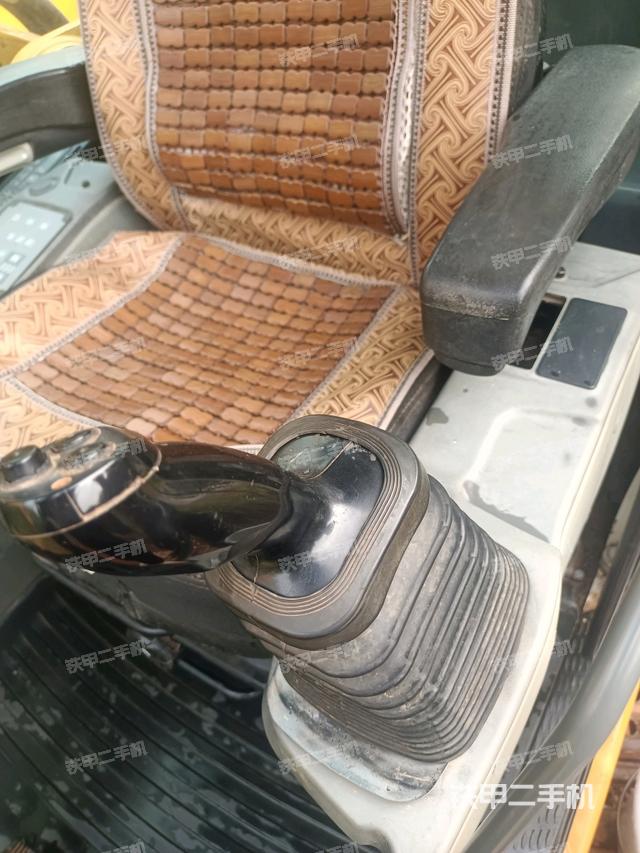 座椅左侧控制台/音响/含左手柄(驾驶室部分) 座椅左侧控制台/音响/含左手柄(驾驶室部分)