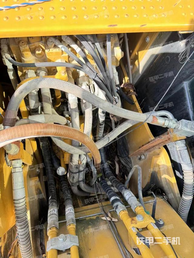 回转马达和主控阀（整机外观）