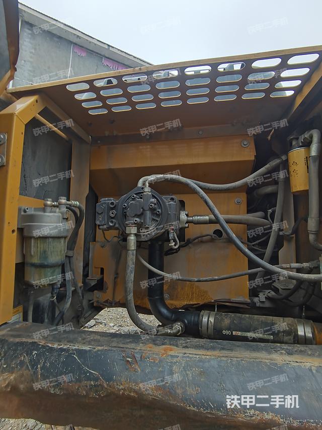 液压泵舱室正面整体（整机外观）