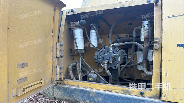 液压泵舱室正面整体（整机外观）