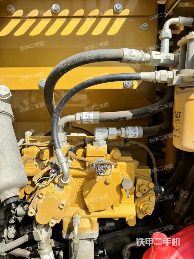 液压泵舱室正面整体（整机外观）