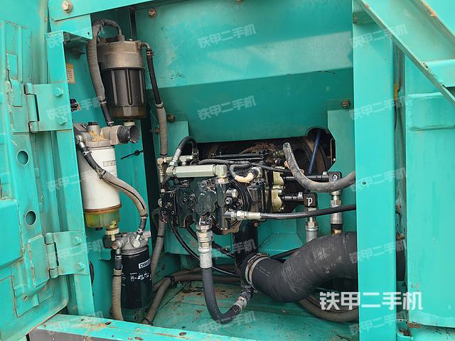 液压泵舱室正面整体（整机外观）