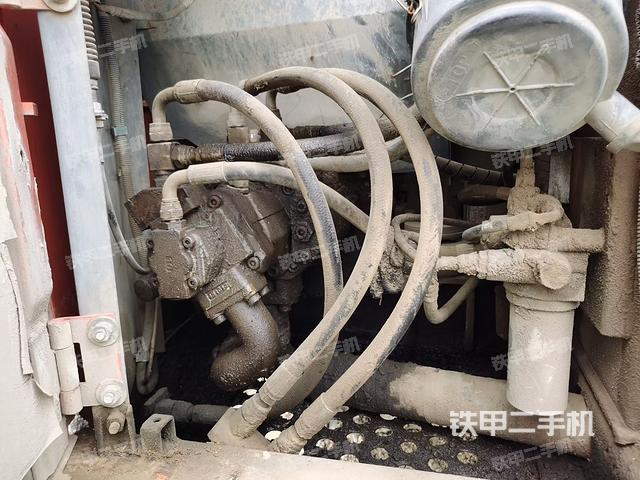 液压泵舱室正面整体（整机外观）