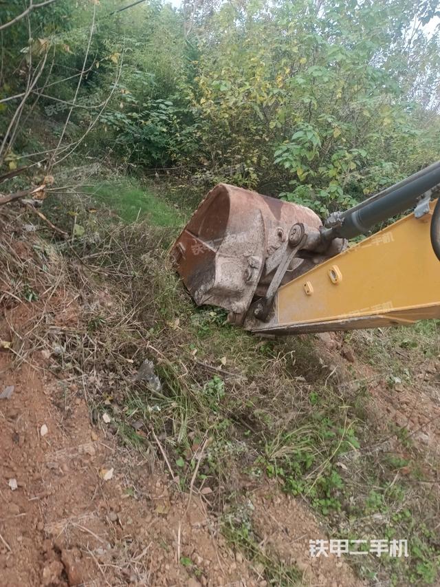 转盘和下车架正前(工作和回转装置) 转盘和下车架正前(工作和回转装置)