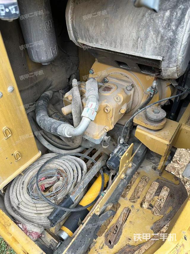 液压泵舱室正面整体（整机外观）