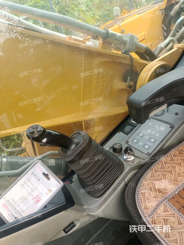 座椅右侧控制台/钥匙门/油门/含右手柄(驾驶室部分) 座椅右侧控制台/钥匙门/油门/含右手柄(驾驶室部分)